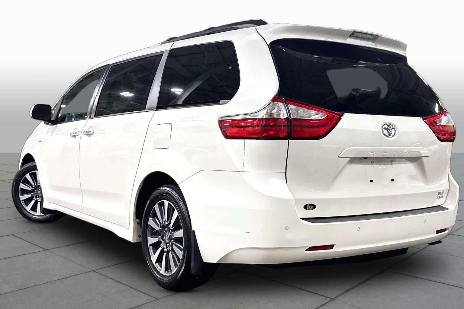 Used 2018 Toyota Sienna XLE Premium w/ Outdoor Package AWD/4WD image 12
