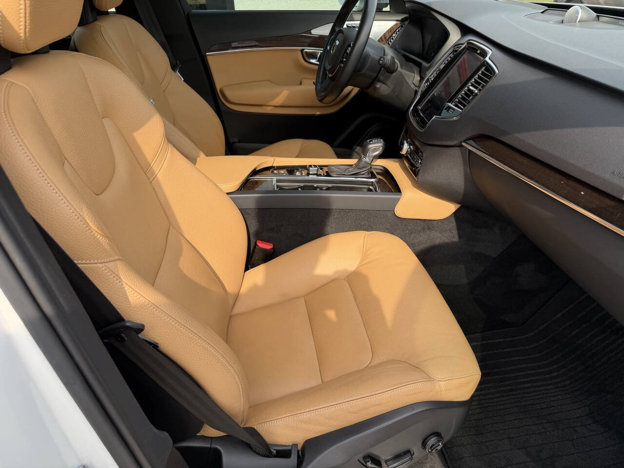Used 2016 Volvo XC90 T6 Momentum w/ Momentum Plus Package AWD/4WD image 22