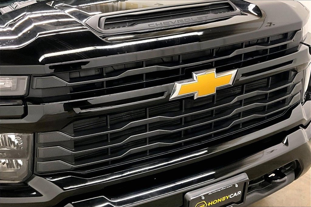Used 2024 Chevrolet Silverado 2500 Custom image 32