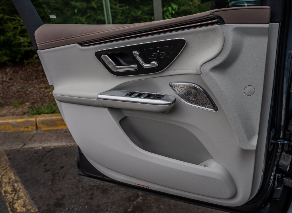 Used 2023 Mercedes-Benz EQE 350+ SUV w/ AMG Line Exterior Package image 15