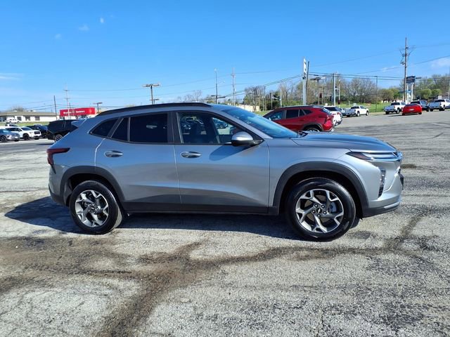 Used 2025 Chevrolet Trax LT w/ LT Convenience Package FWD image 11