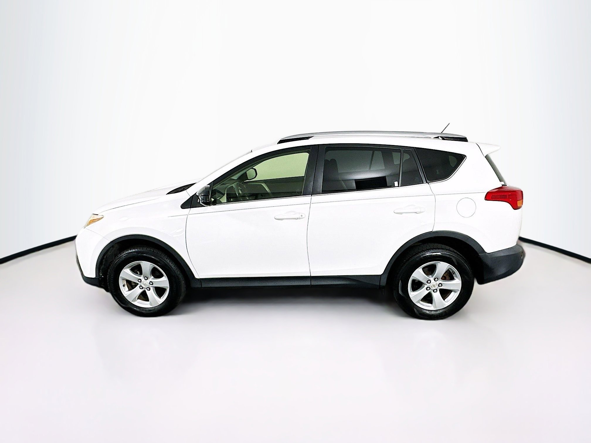 Used 2015 Toyota RAV4 LE FWD image 4