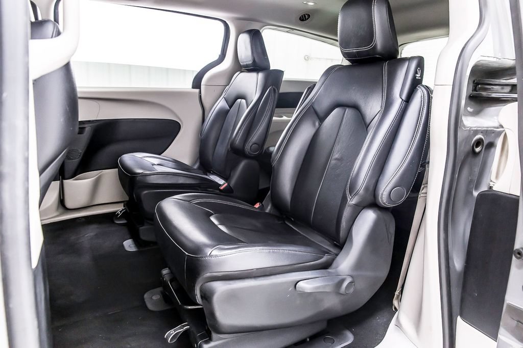 Used 2022 Chrysler Pacifica Touring-L FWD image 28