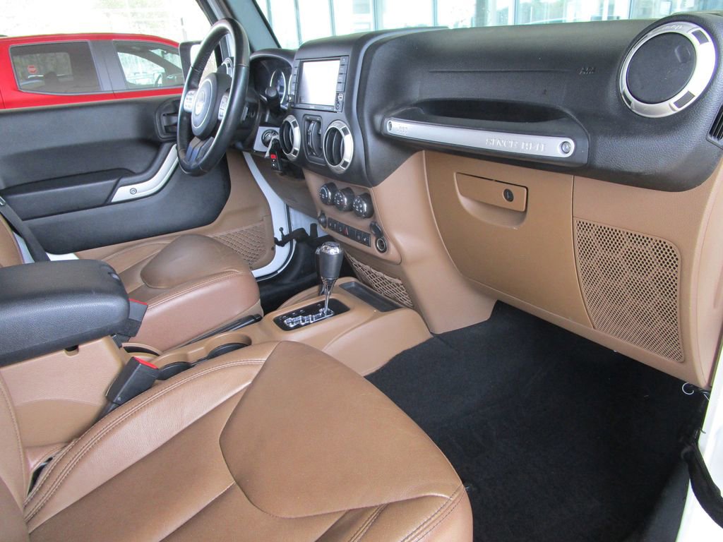 Used 2017 Jeep Wrangler Unlimited Sahara w/ Connectivity Group image 27