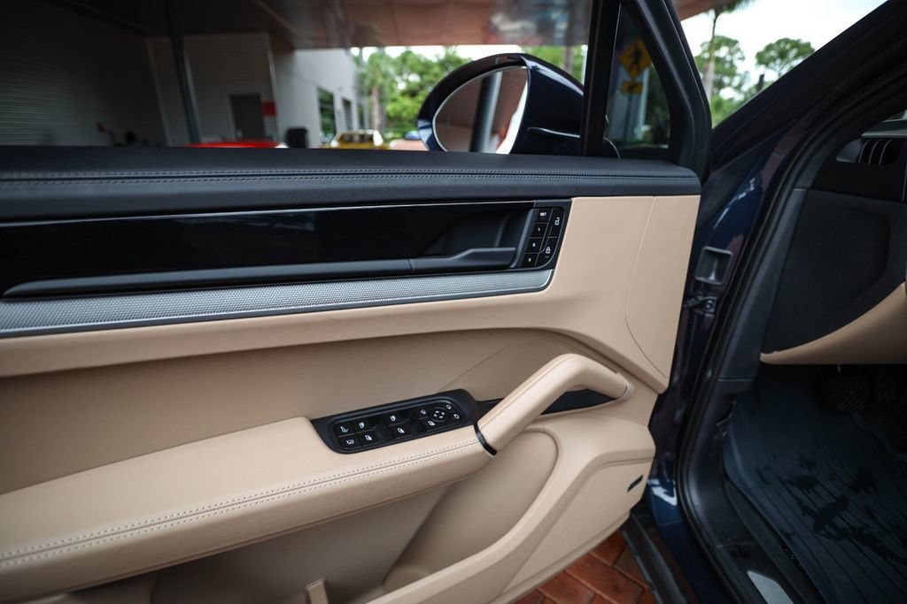 Used 2024 Porsche Cayenne Coupe AWD/4WD image 29