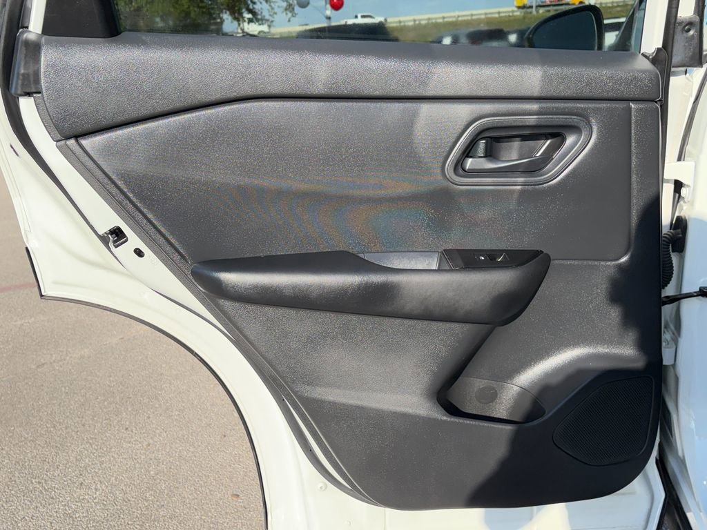 Used 2025 Nissan Rogue S image 27