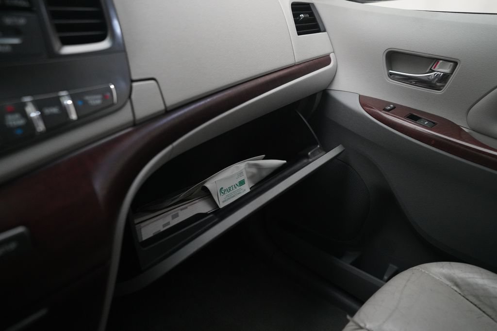 Used 2014 Toyota Sienna XLE FWD image 30