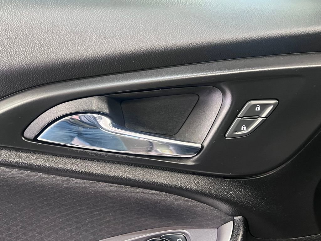 Used 2022 Chevrolet Malibu RS image 33