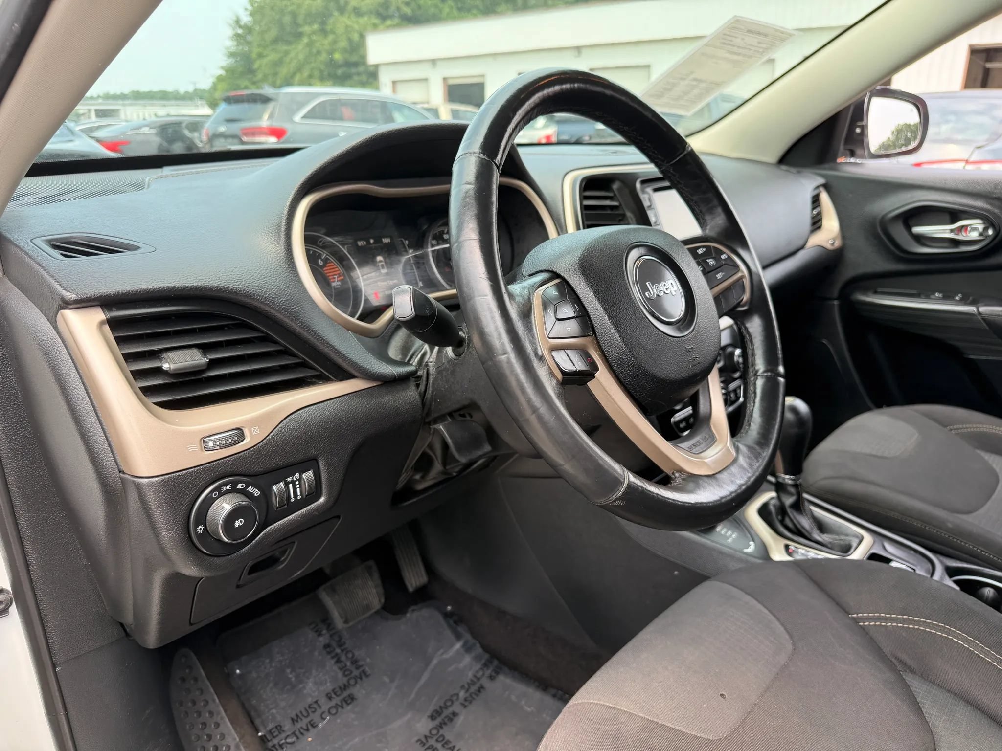 Used 2017 Jeep Cherokee Latitude w/ Safety/Convenience Group AWD/4WD image 17