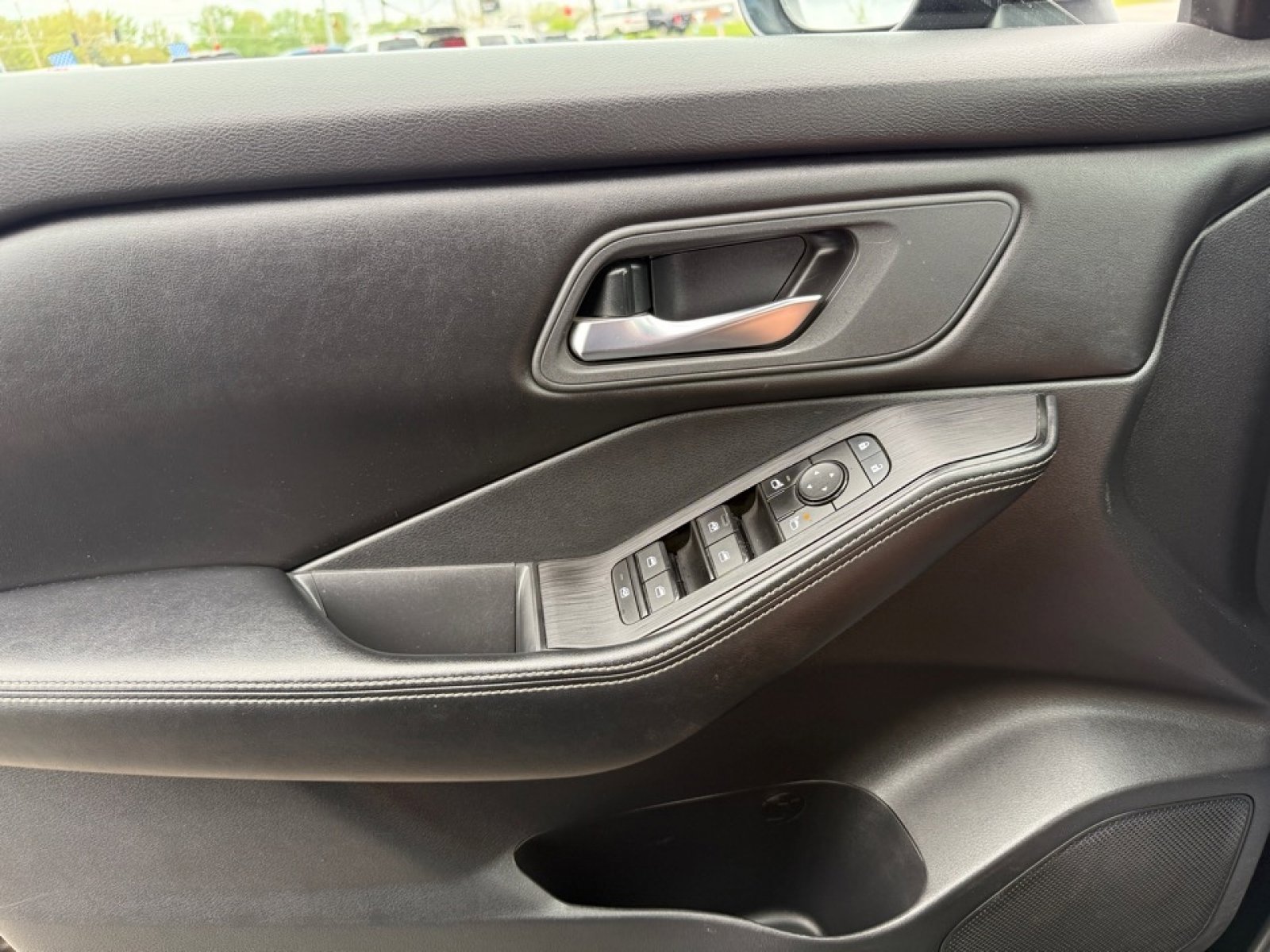 Used 2024 Nissan Rogue SV image 35