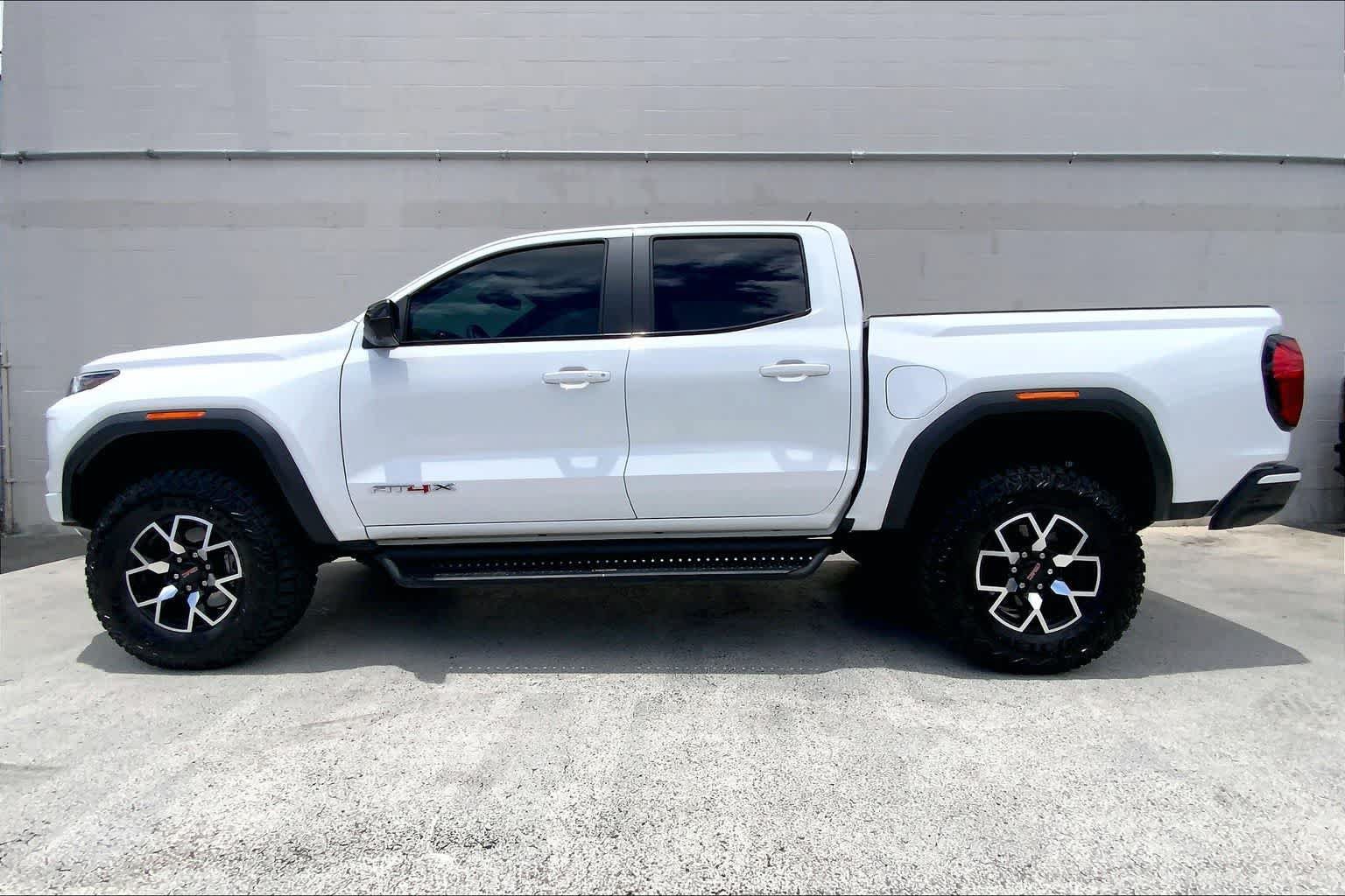 Used 2025 GMC Canyon AT4 w/ AT4X Package AWD/4WD image 3