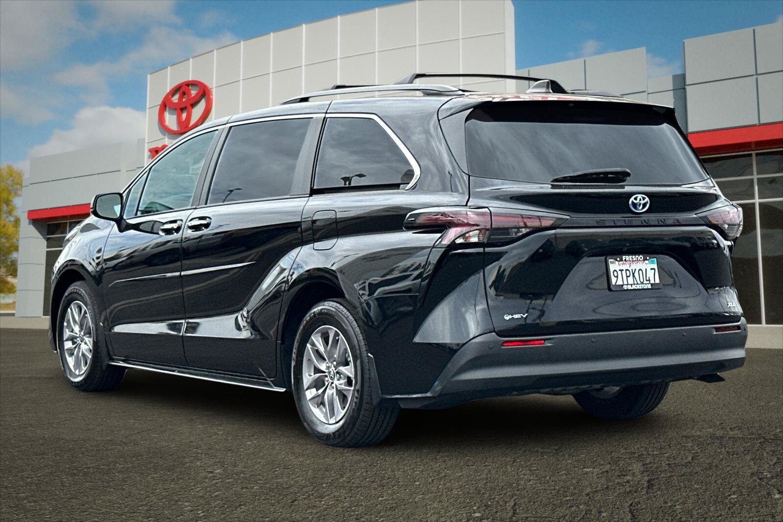 Certified 2025 Toyota Sienna XLE FWD image 5