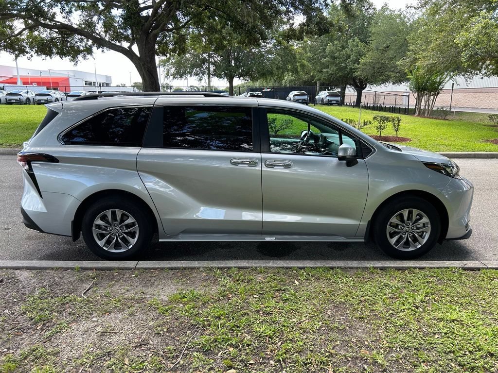 Used 2025 Toyota Sienna XLE FWD image 7