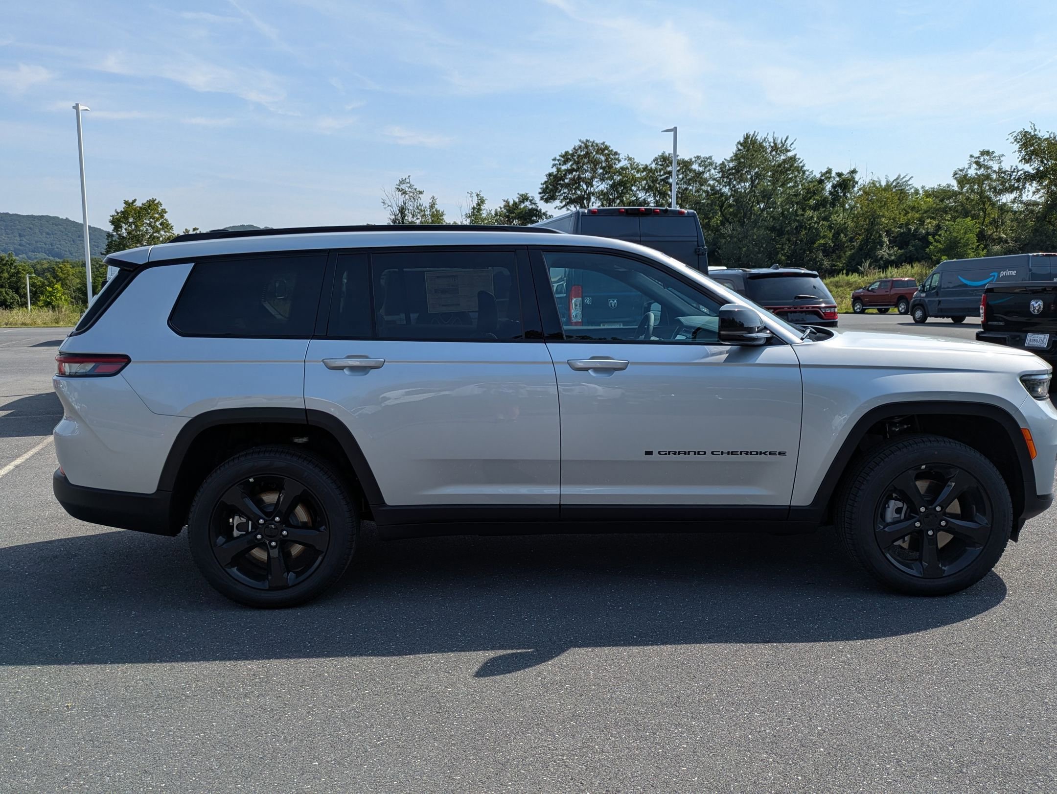 New 2025 Jeep Grand Cherokee L Limited w/ Black Appearance Package image 4
