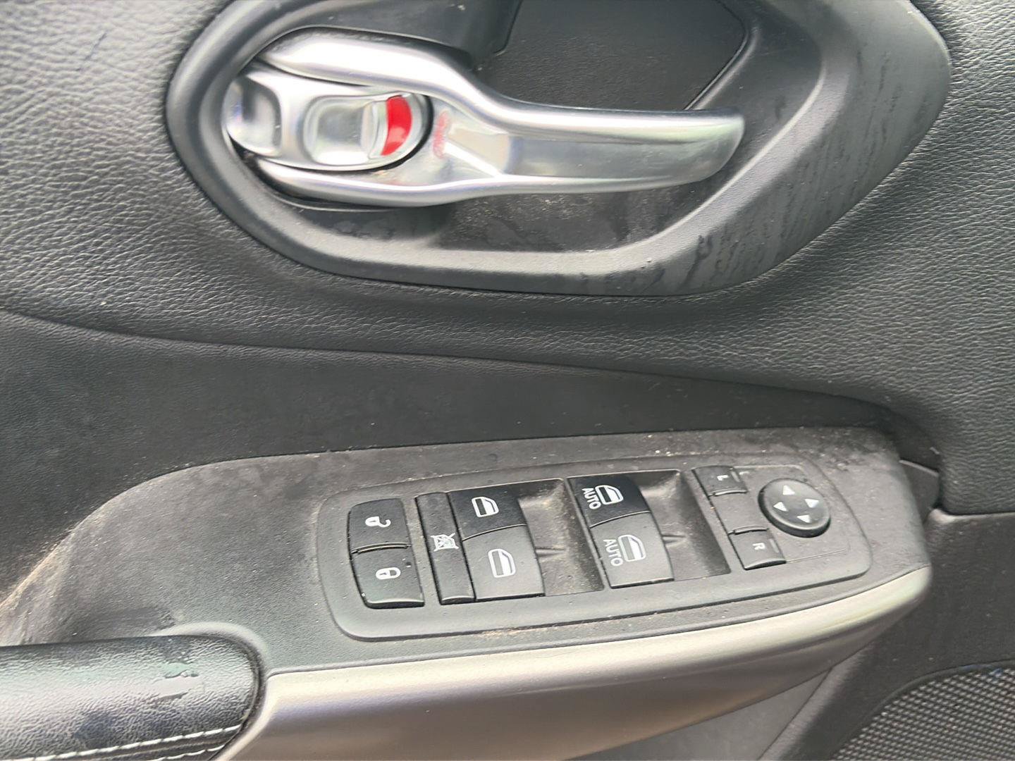 Used 2019 Jeep Cherokee Latitude Plus w/ Cold Weather Group AWD/4WD image 7