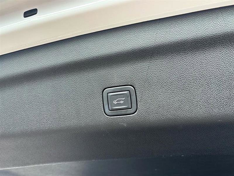 Used 2024 Chevrolet Suburban Z71 w/ Luxury Package image 44