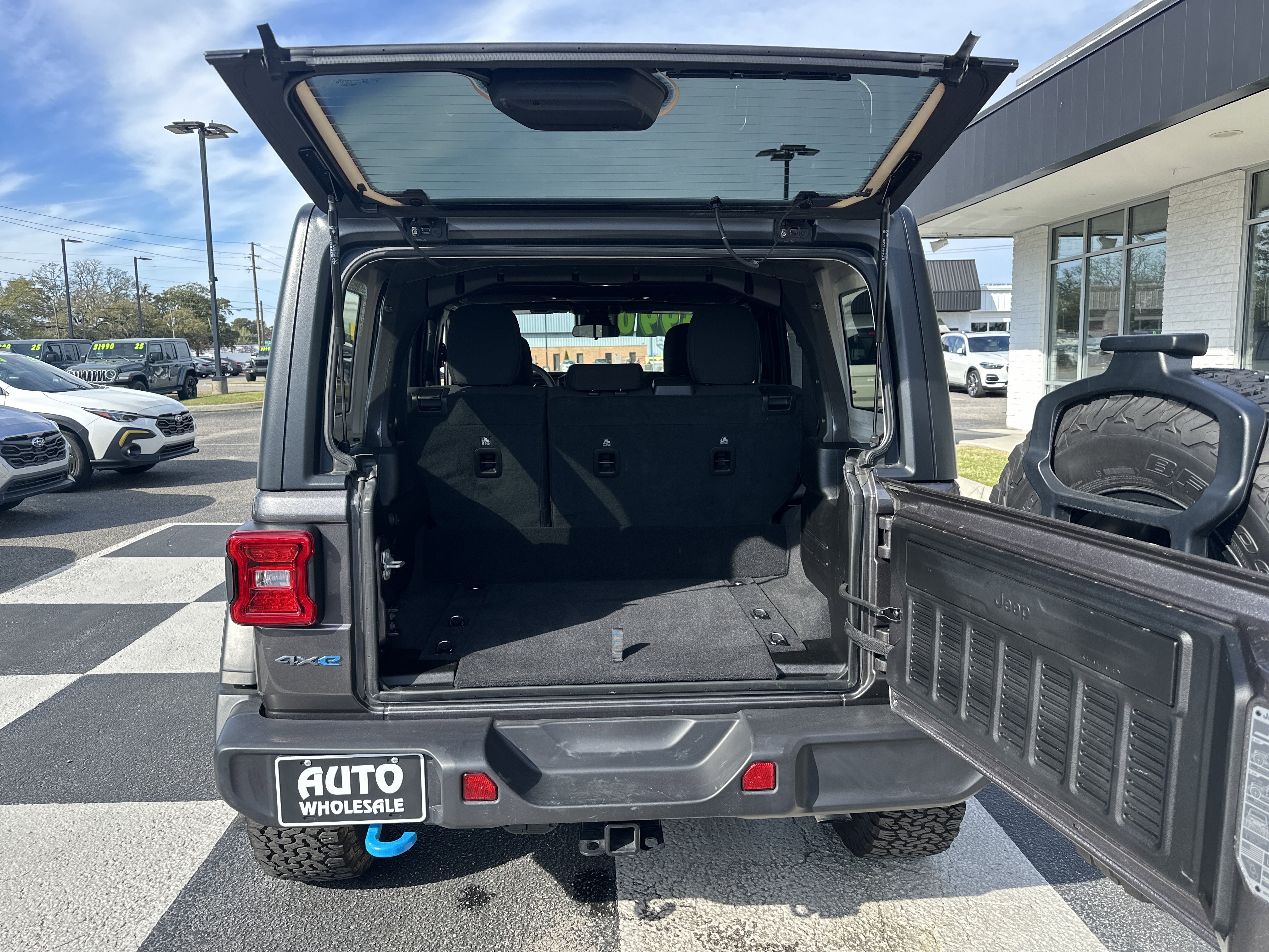 Used 2025 Jeep Wrangler Unlimited Rubicon 4xe w/ Convenience Group AWD/4WD image 5