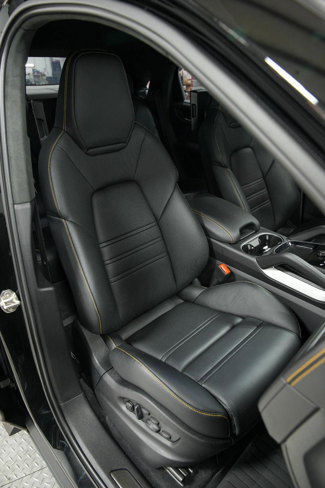 Used 2024 Porsche Cayenne Turbo GT AWD/4WD image 85
