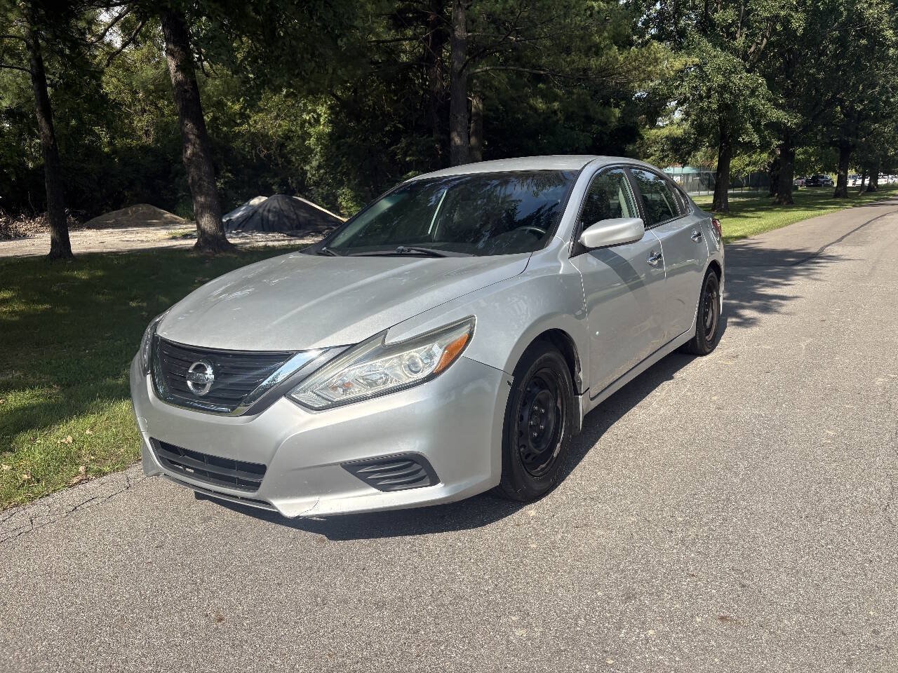 Used 2017 Nissan Altima 2.5 S w/ Power Driver Seat Package FWD image 2
