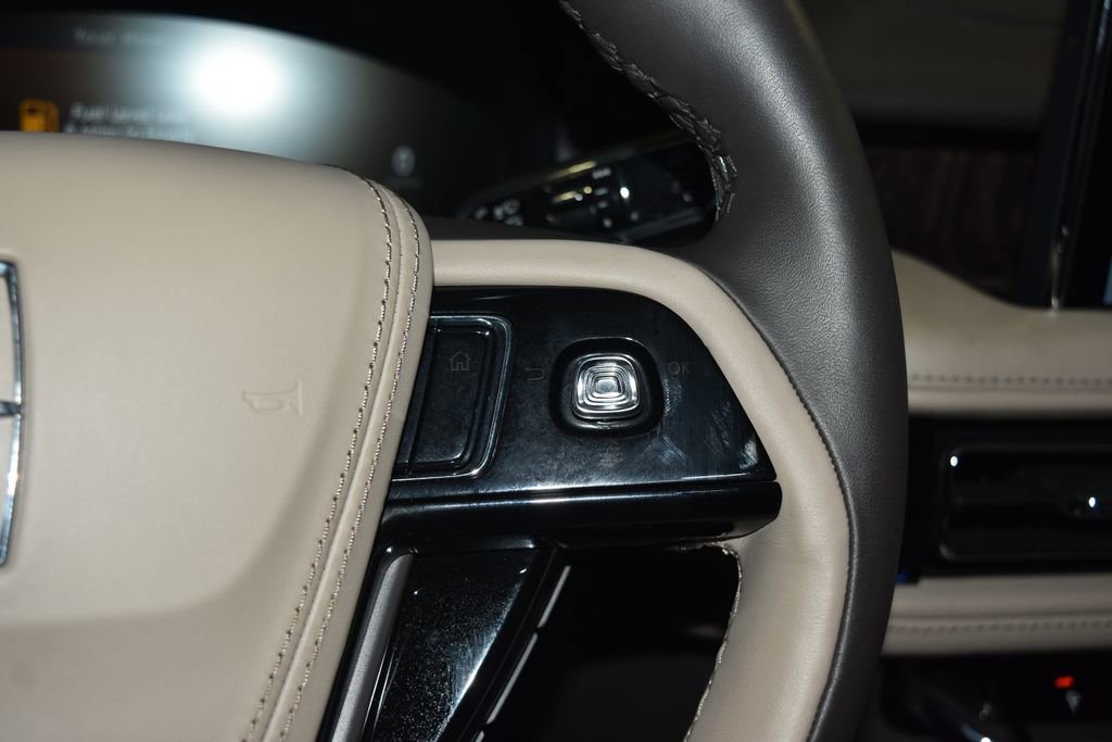 Used 2023 Lincoln Aviator Reserve w/ Equipment Group 201A image 10