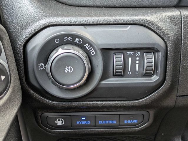 Used 2021 Jeep Wrangler Unlimited Sahara AWD/4WD image 25