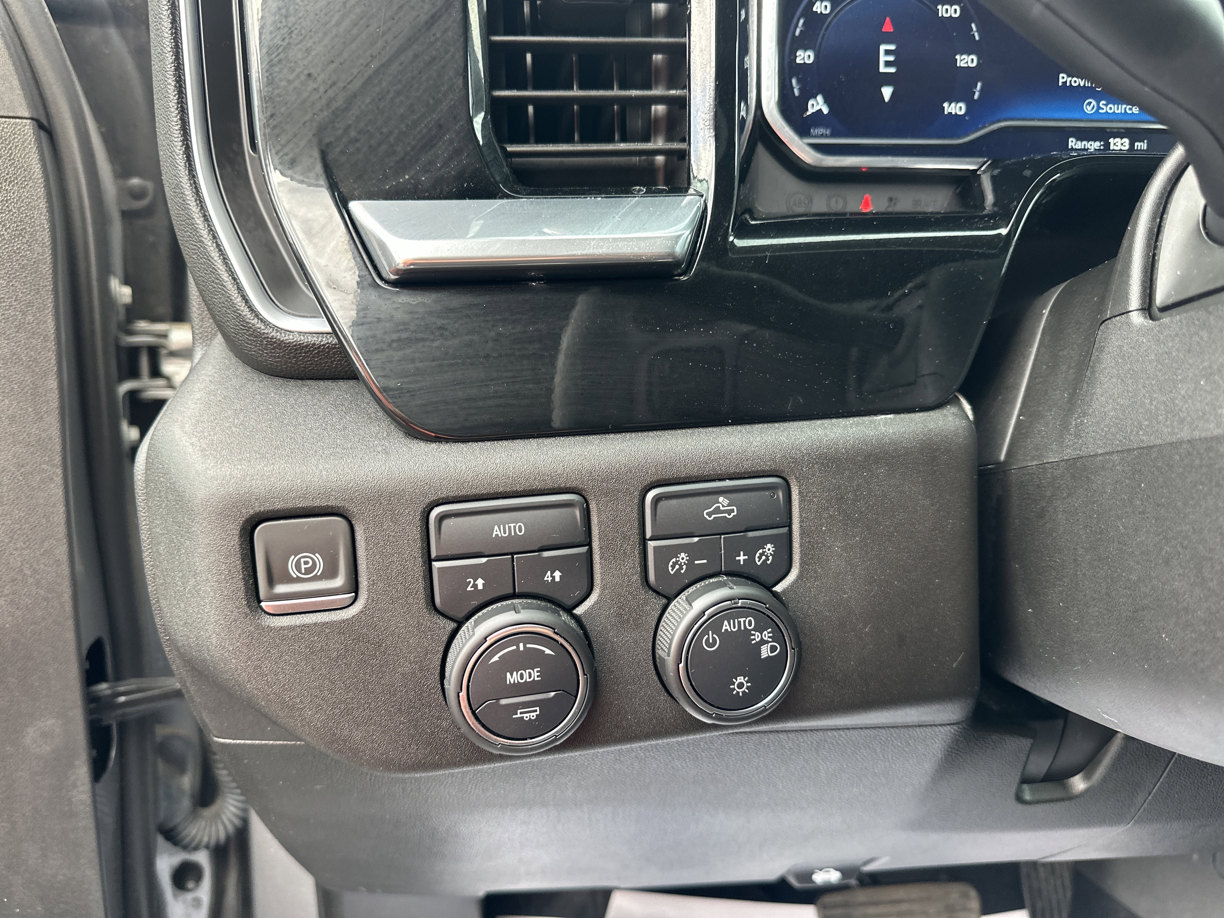 Used 2023 Chevrolet Silverado 1500 LT image 9