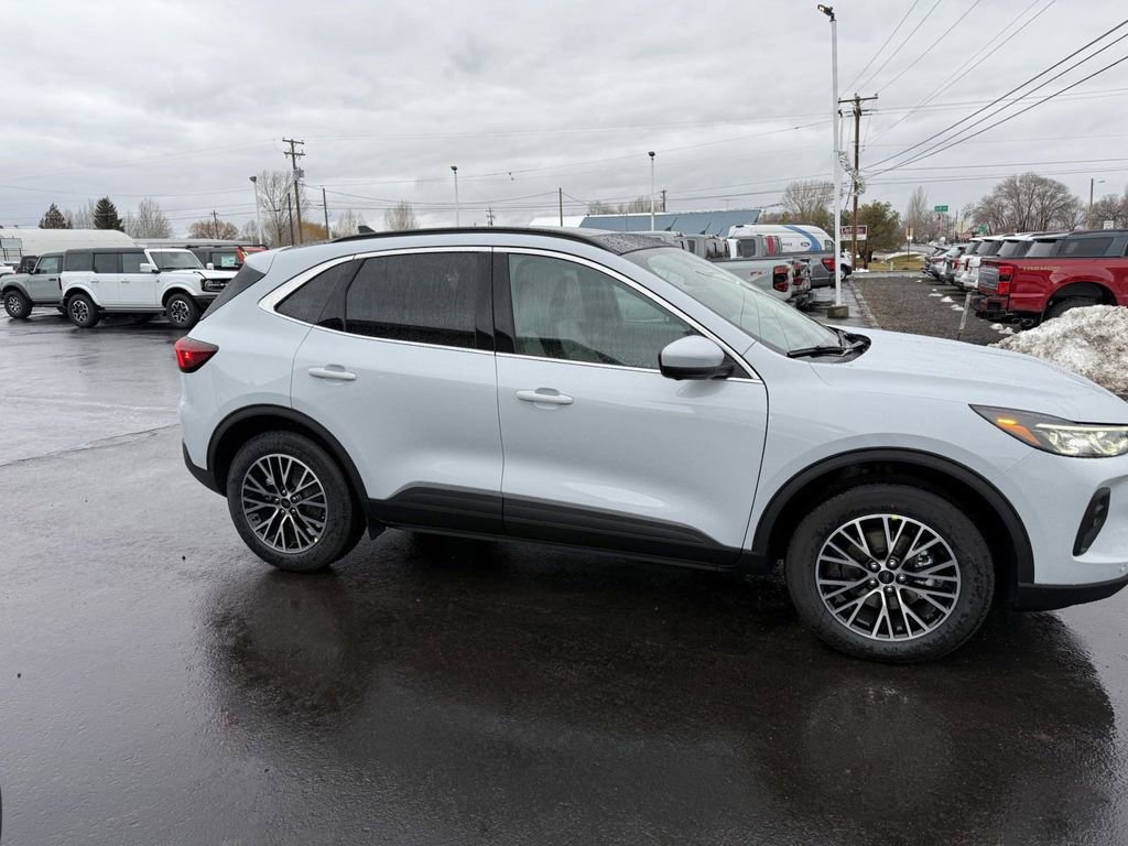 New 2025 Ford Escape SE w/ PHEV Premium Package FWD image 3