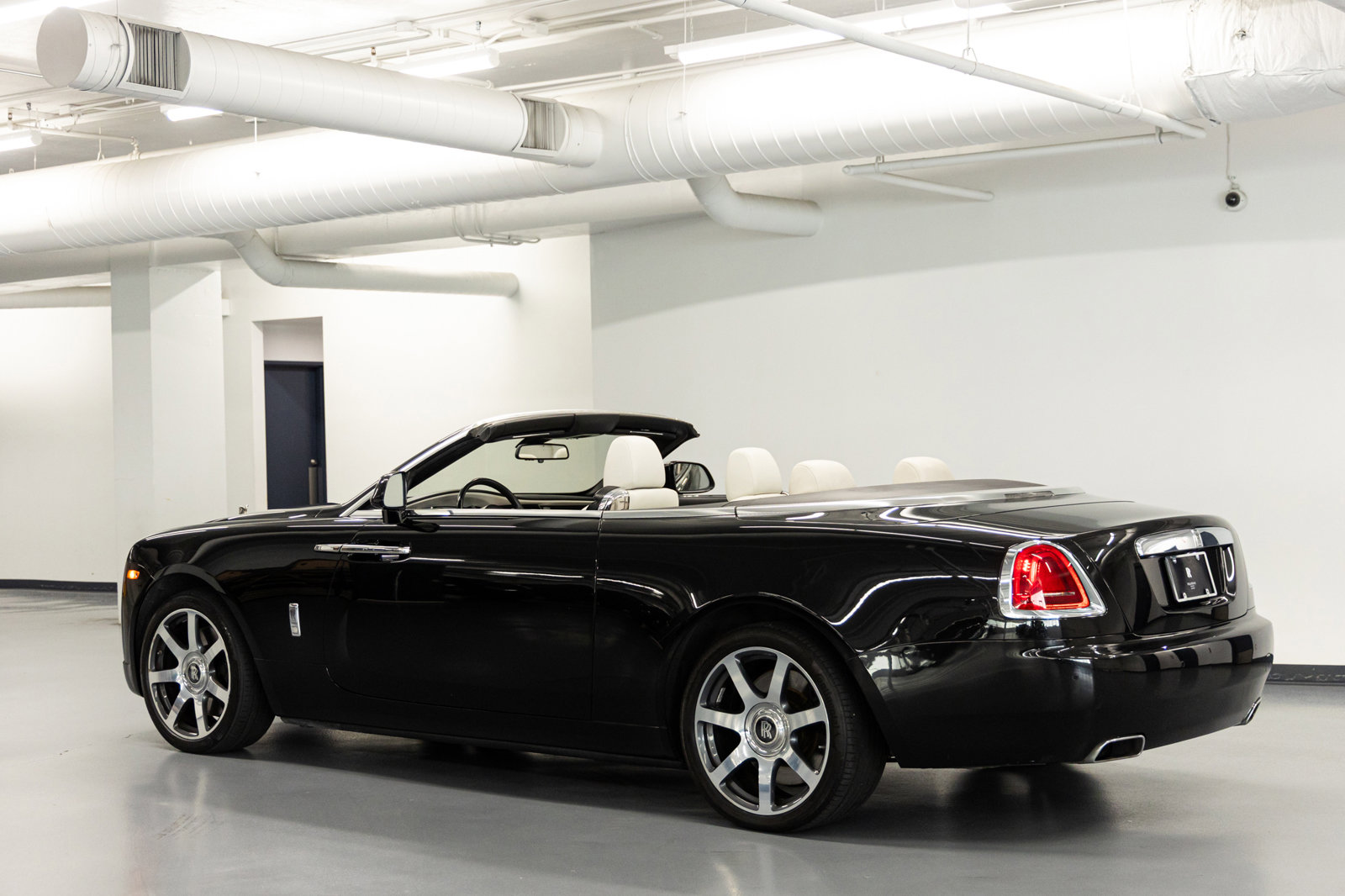 Used 2017 Rolls-Royce Dawn RWD image 3