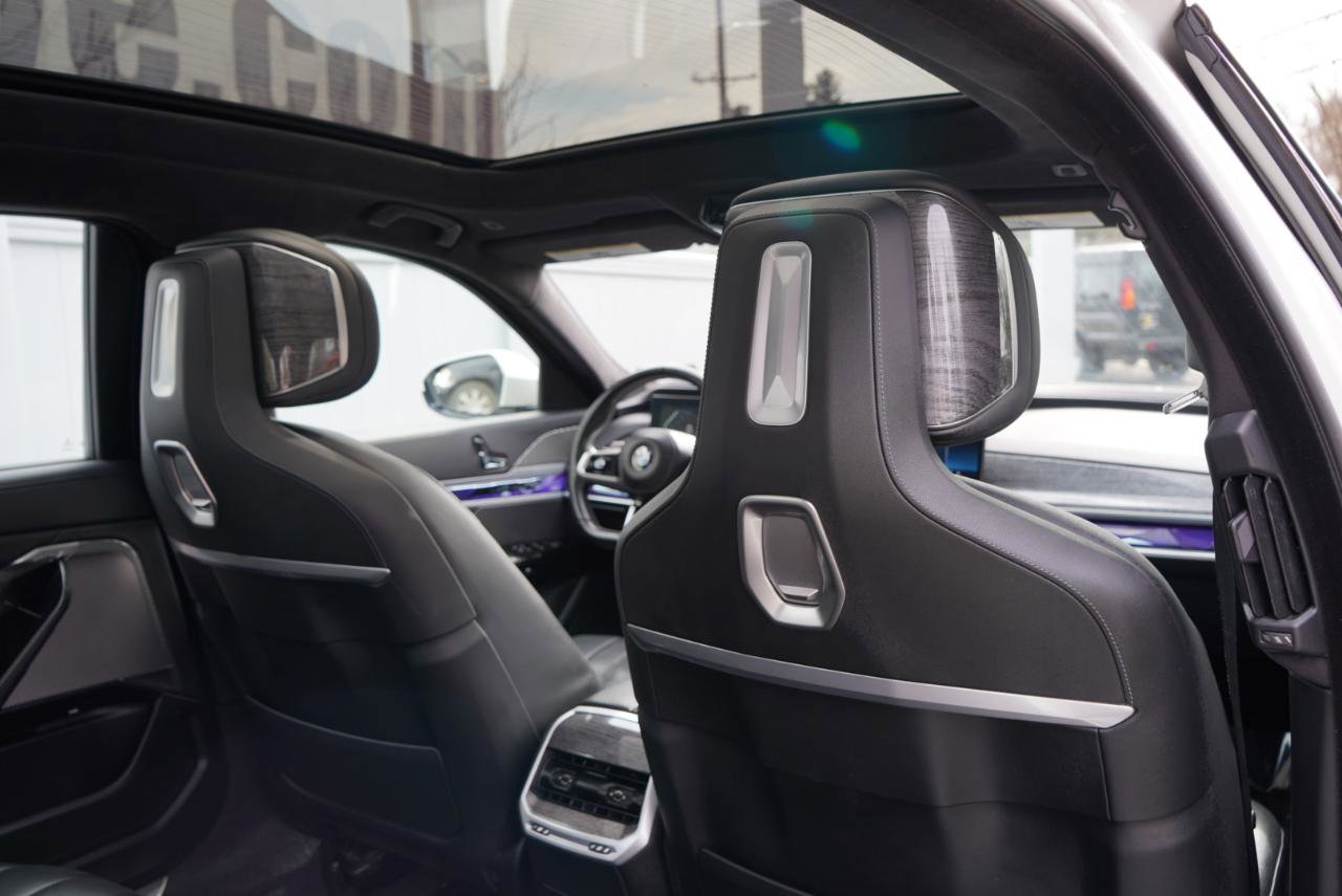 Used 2023 BMW 760i xDrive w/ Executive Package image 63