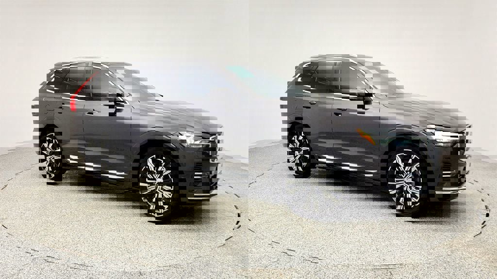 Used 2022 Volvo XC60 T8 Inscription w/ Advanced Package image 3
