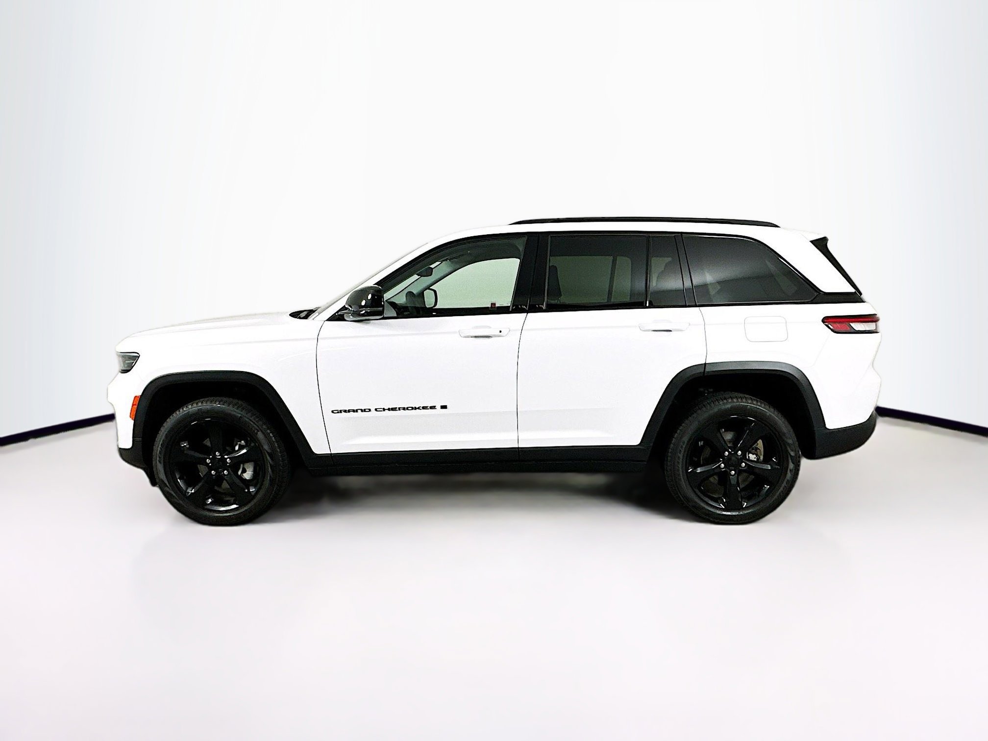 Used 2023 Jeep Grand Cherokee Limited w/ Black Appearance Package image 4