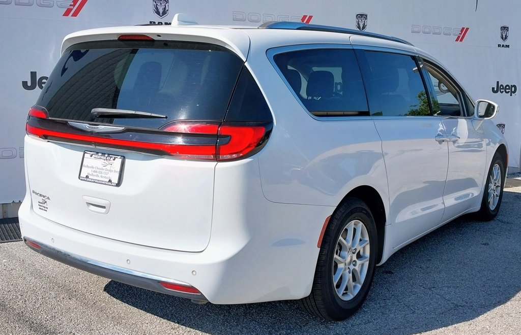 Used 2021 Chrysler Pacifica Touring-L image 8