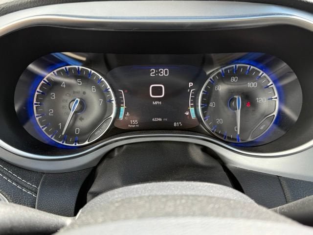 Used 2025 Chrysler Pacifica Limited FWD image 32