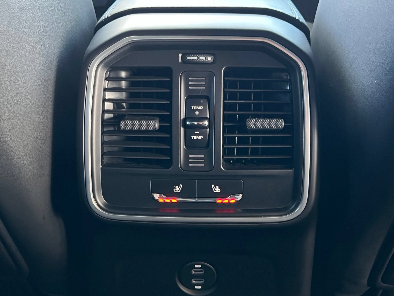Used 2022 Porsche Macan AWD/4WD image 30