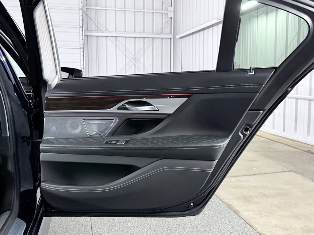 Used 2022 BMW 750Li xDrive AWD/4WD image 28