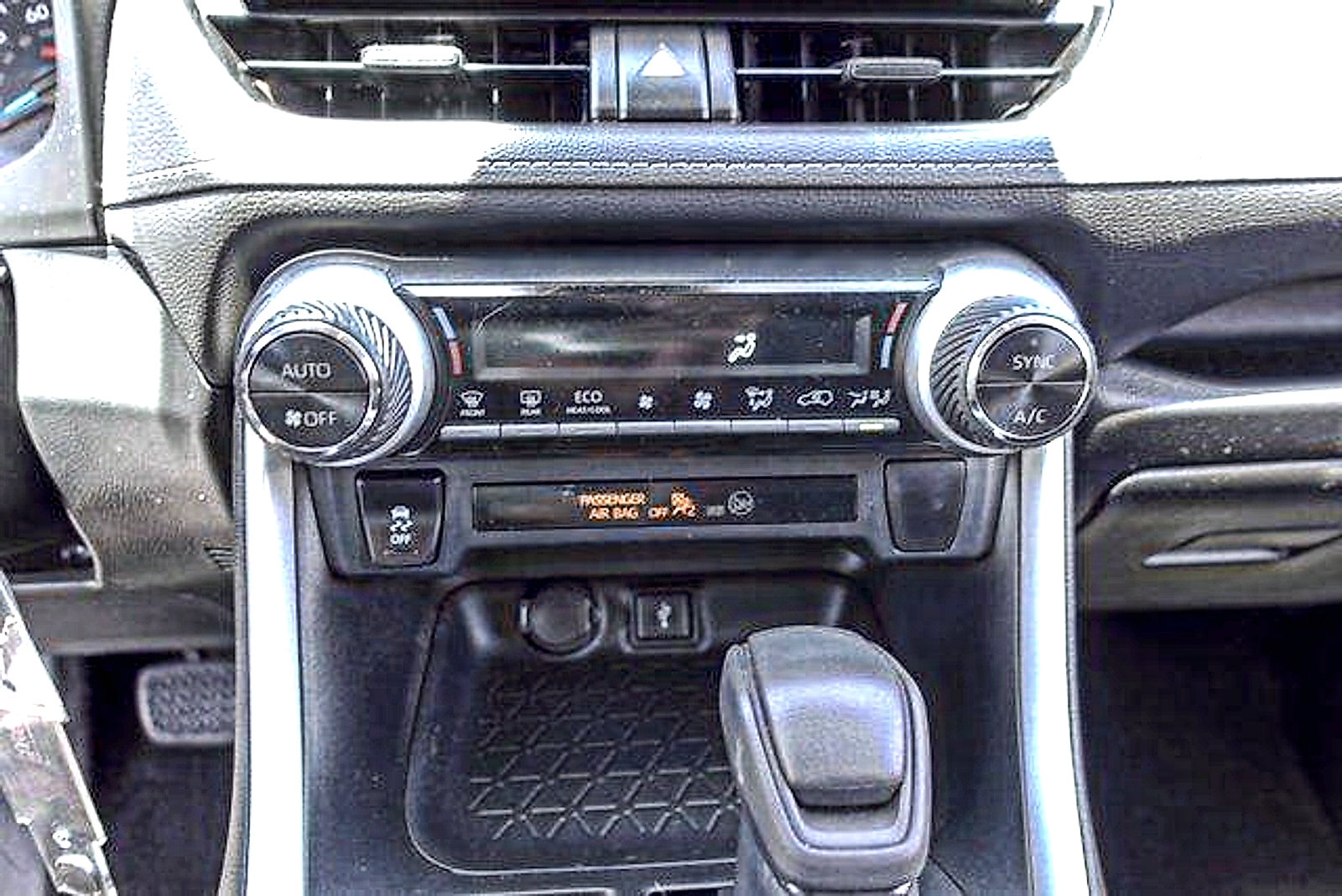 Used 2021 Toyota RAV4 LE AWD/4WD image 17