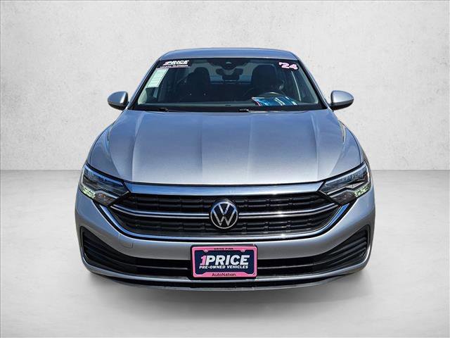 Used 2024 Volkswagen Jetta SE FWD image 2