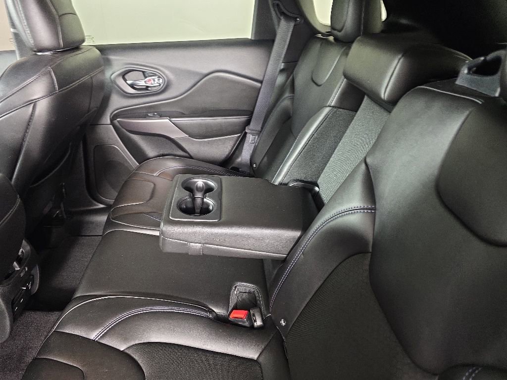 Used 2019 Jeep Cherokee Latitude Plus w/ Comfort/Convenience Group AWD/4WD image 29