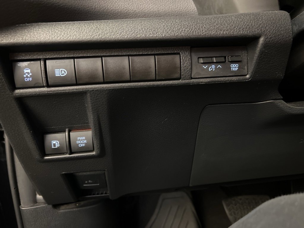 Used 2022 Toyota Sienna XSE image 19