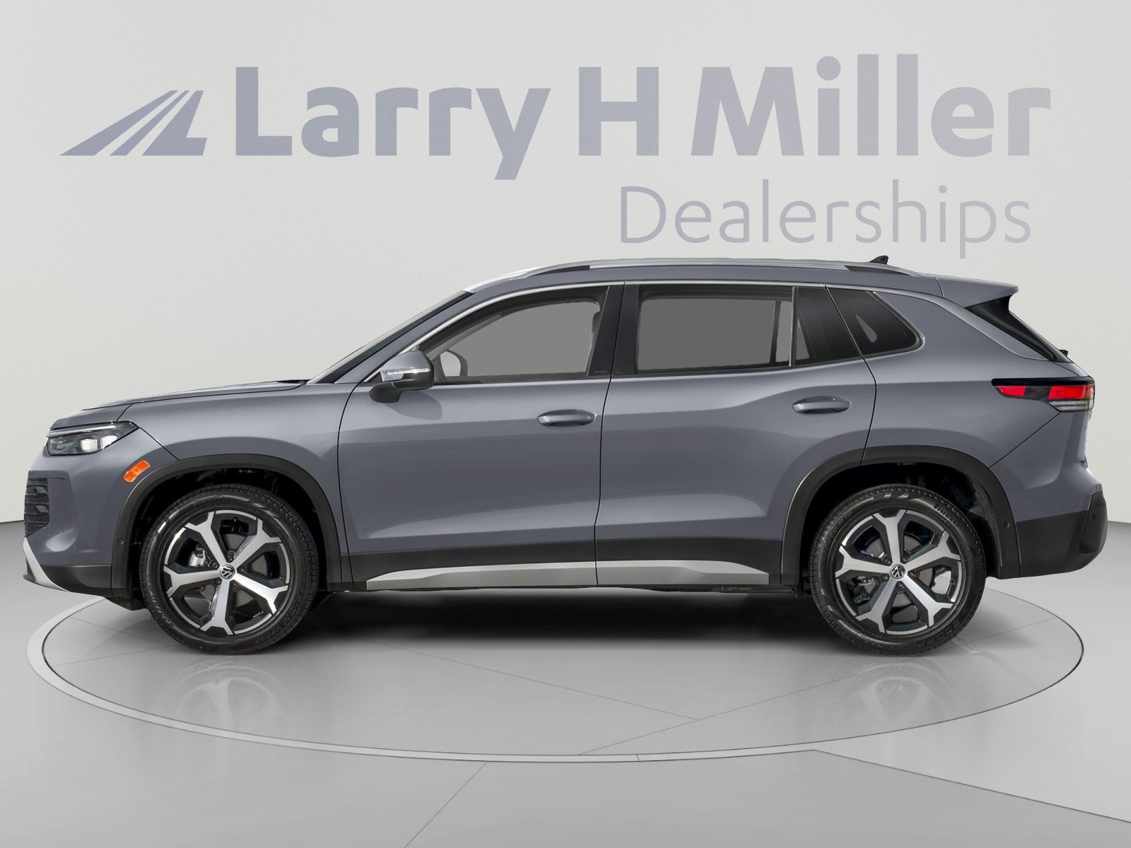 Used 2025 Volkswagen Tiguan SE w/ Panoramic Sunroof Package AWD/4WD image 3