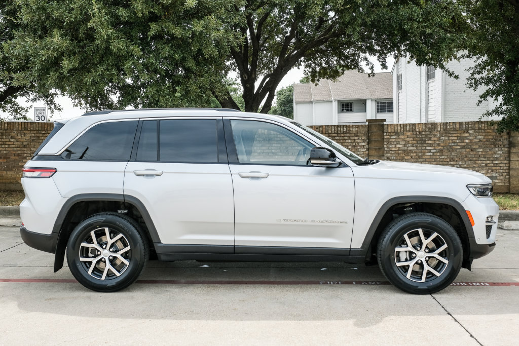 Used 2023 Jeep Grand Cherokee Limited w/ Luxury Tech Group II AWD/4WD image 15