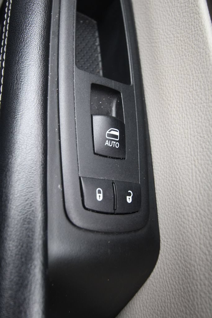 Used 2022 Chrysler Voyager LX FWD image 25