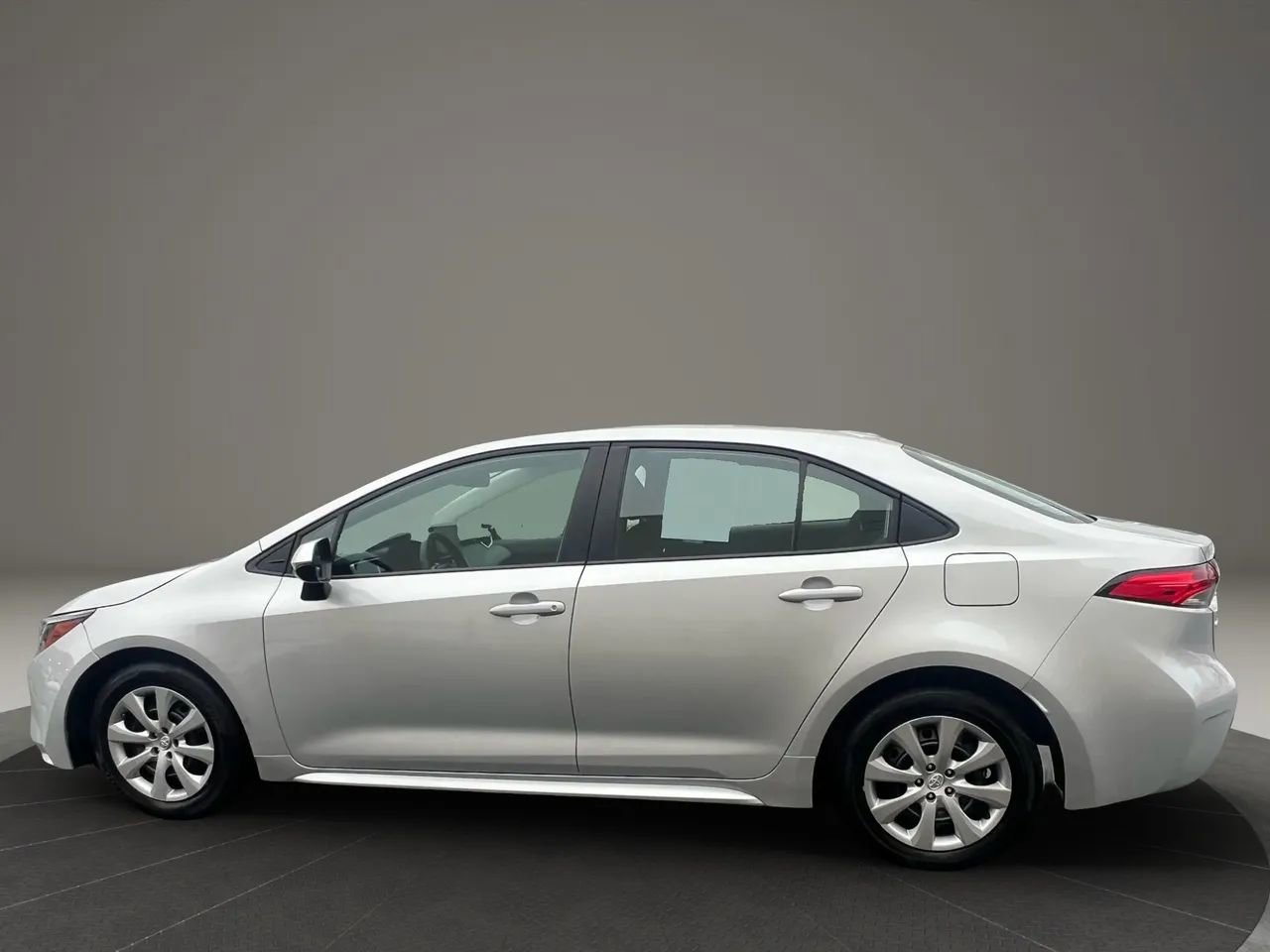 Used 2025 Toyota Corolla LE image 9