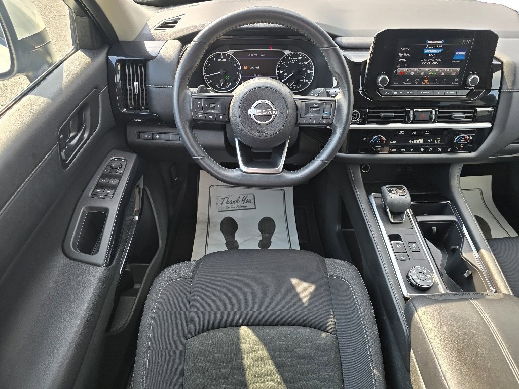 Used 2024 Nissan Pathfinder SV image 3
