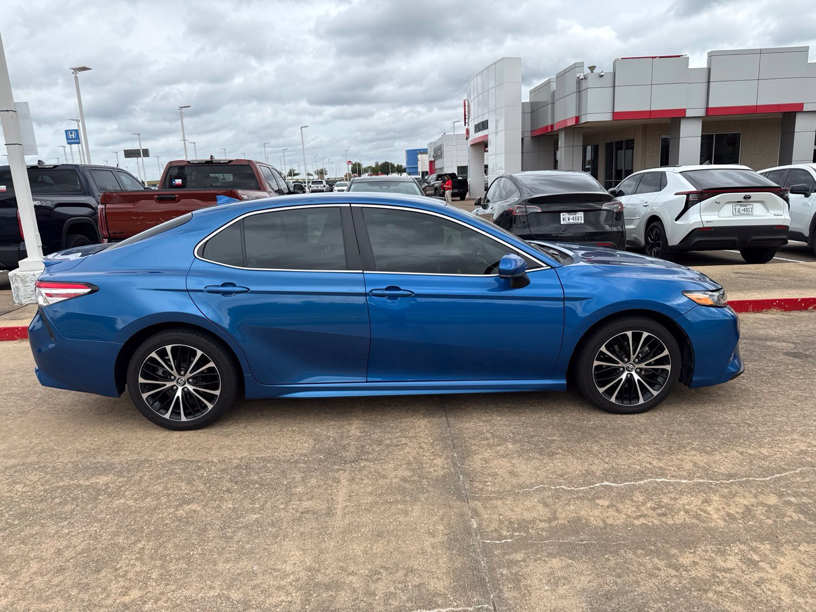 Used 2020 Toyota Camry SE FWD image 8