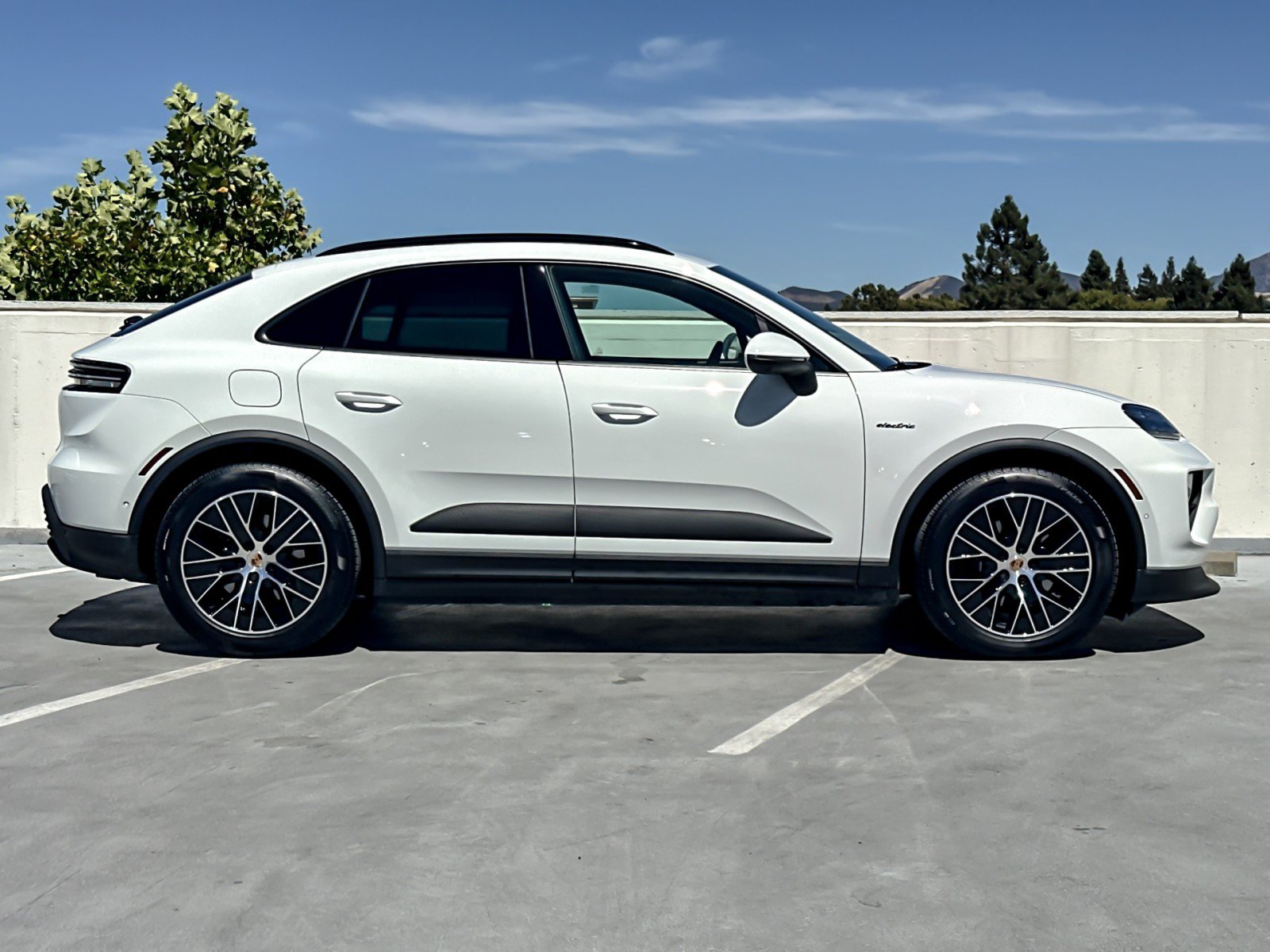 Used 2025 Porsche Macan 4 Electric AWD/4WD image 9
