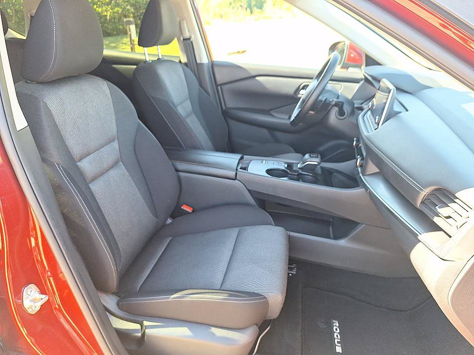 Certified 2025 Nissan Rogue SV FWD image 21