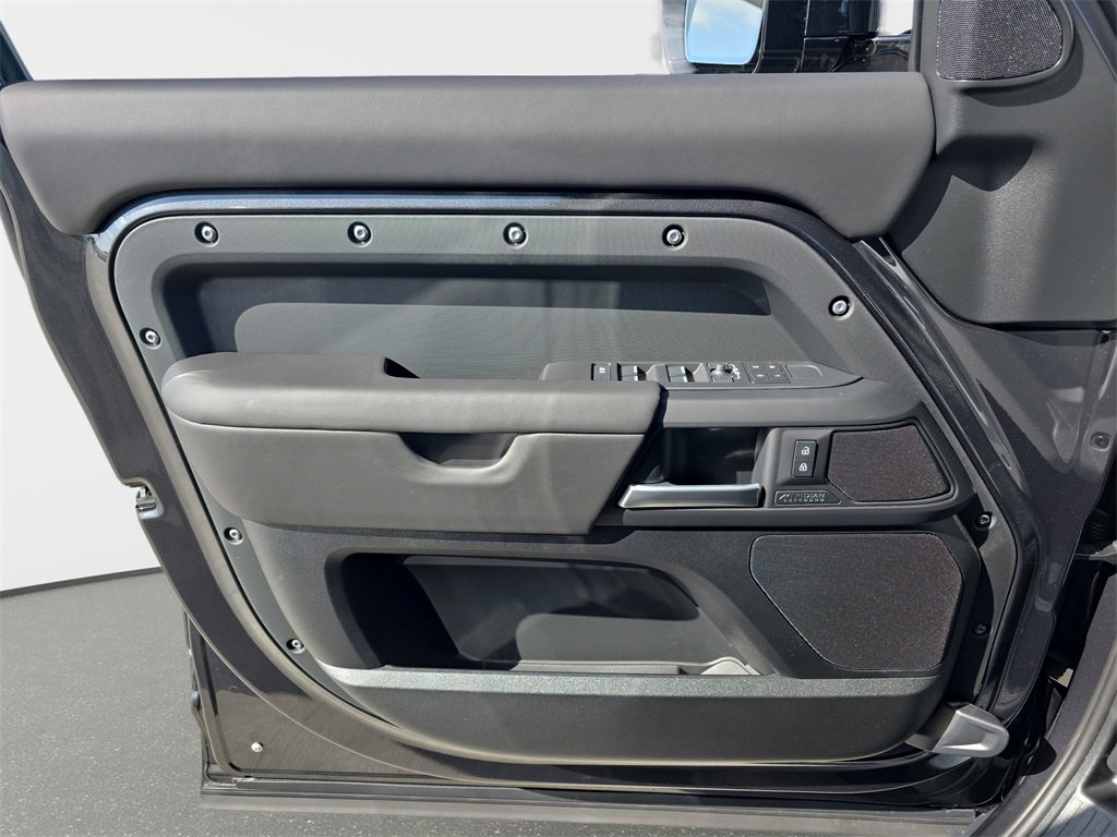 New 2026 Land Rover Defender 130 X-Dynamic SE image 28