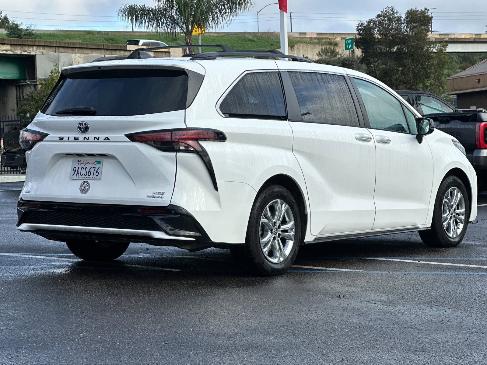 Used 2022 Toyota Sienna XSE image 5