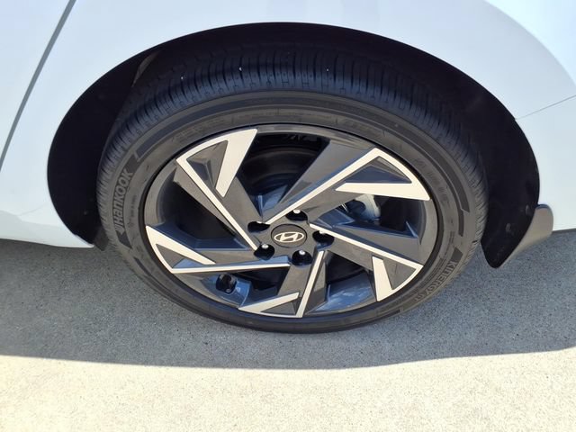 Certified 2025 Hyundai Elantra SEL FWD image 18